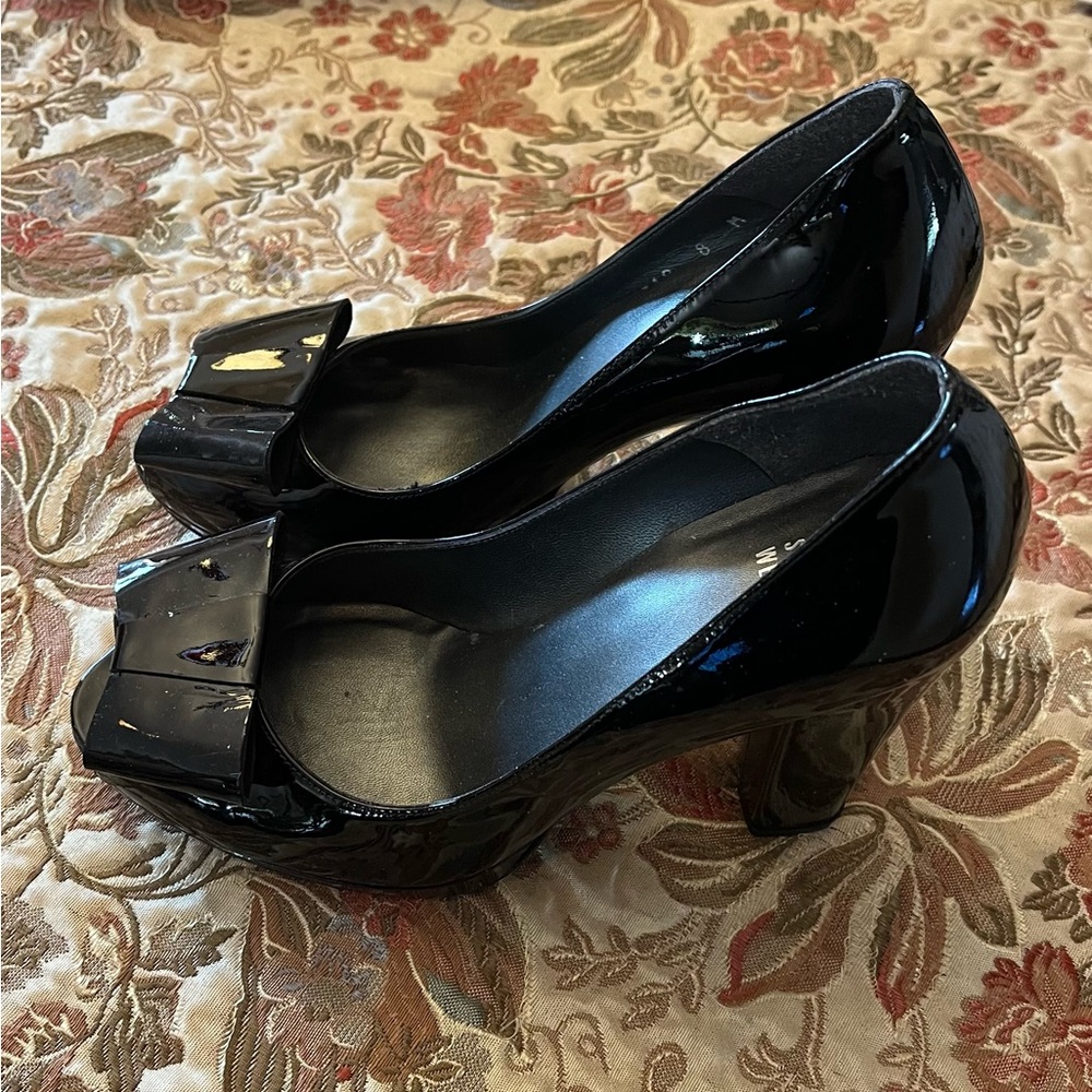 STUART WEITZMAN BLACK PATENT LEATHER PLATFORMS WITH STACKED HEELS